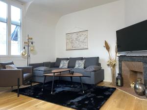 ein Wohnzimmer mit einem Sofa und einem Tisch in der Unterkunft Passo in Rouen