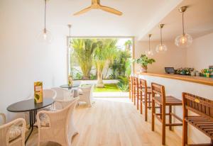 a dining room with a table and chairs at Fortuna in Los Caños de Meca