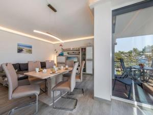 ein Esszimmer und ein Wohnzimmer mit Tisch und Stühlen in der Unterkunft Villa Vogue Wohnung Nr. 11 in Binz + 29 Fotos