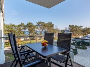 eine Schale mit Obst auf einem Tisch auf einem Balkon in der Unterkunft Villa Vogue Wohnung Nr. 11 in Binz