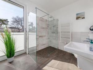 ein Badezimmer mit Glasdusche und Waschbecken in der Unterkunft Villa Vogue Wohnung Nr. 11 in Binz