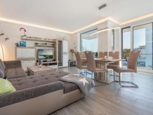 ein Wohnzimmer mit einer Couch und einem Tisch in der Unterkunft Villa Vogue Wohnung Nr. 11 in Binz