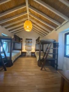 Divstāvu gulta vai divstāvu gultas numurā naktsmītnē Casa Rural La teja (Caminito del Rey)