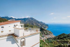 widok na wybrzeże Amalfi z białego budynku w obiekcie A casa di Nonna Marianna w mieście Ravello