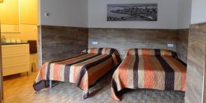 two beds sitting next to each other in a room at Domus Viatoris in Sahagún
