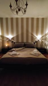 a bedroom with a bed with two towels on it at Appartamento La terrazza di Dora in Menaggio