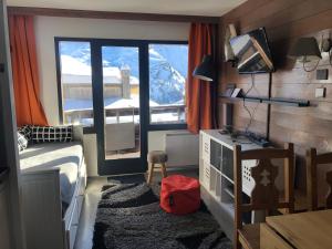 - une chambre avec un lit et une fenêtre offrant une vue sur la montagne dans l'établissement Avoriaz appartement 4pers plein sud skis aux pieds, à Morzine