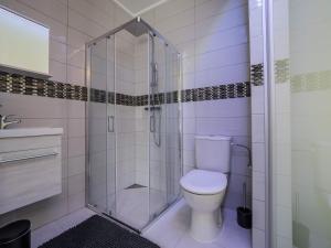 EXECUTIVE SINGLE ROOM WITH EN-SUITE in GUEST HOUSE CITY CENTRE衛浴