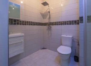 EXECUTIVE SINGLE ROOM WITH EN-SUITE in GUEST HOUSE CITY CENTRE衛浴