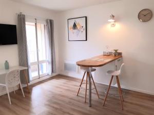 d'une salle à manger avec une table et un bureau. dans l'établissement Studio hyper centre avec balcon, à Châteauroux