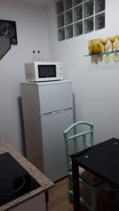 A kitchen or kitchenette at apartamento Canary Style 2 las canteras
