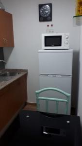 A kitchen or kitchenette at apartamento Canary Style 2 las canteras Még 13 kép