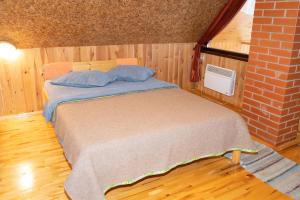 Un pat sau paturi într-o cameră la "Čiekuri"