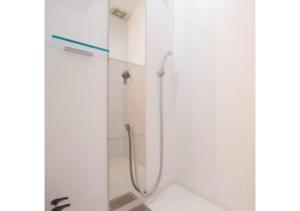 y baño con ducha y puerta de cristal. en Sakura Sky Hotel - Vacation STAY 18444v, en Tokio