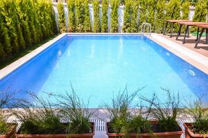 Бассейн в Rebetiko Hotel или поблизости