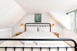 Un dormitorio con una cama en un ático en Riverside Cottage with wood fired hot tub in Cairngorms, en Ballater