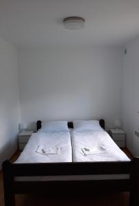 łóżko z dwoma białymi ręcznikami w obiekcie Bieszczadzka Kraina w mieście Ustrzyki Dolne