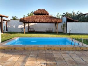 una piscina en un patio con cenador en Casa aconchego Geribá canto direito 2Q com WiFi, en Búzios