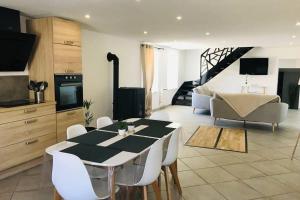 cocina y sala de estar con mesa y sillas en La campagne proche de Charleville-Mezieres, en This