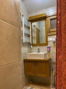 W łazience znajduje się umywalka i lustro. w obiekcie Princess Nina Kolašin w mieście Kolašin