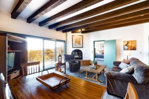 ein Wohnzimmer mit einem Sofa und einem Tisch in der Unterkunft Starr Pass Golf Casita in Tucson