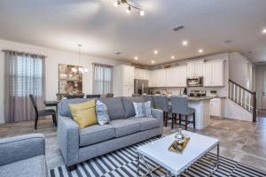 A cozinha ou cozinha compacta de 5 Bedrooms Townhome W- Splashpool - 8205Sa
