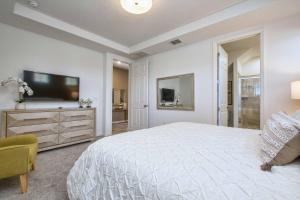 Uma TV ou centro de entretenimento em 5 Bedrooms Townhome W- Splashpool - 8205Sa