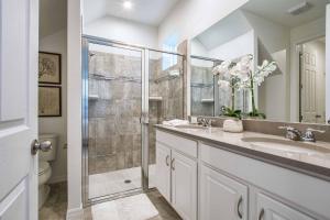 Um banheiro em 5 Bedrooms Townhome W- Splashpool - 8205Sa