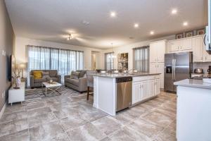 A cozinha ou cozinha compacta de 5 Bedrooms Townhome W- Splashpool - 8205Sa