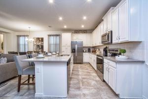 A cozinha ou cozinha compacta de 5 Bedrooms Townhome W- Splashpool - 8205Sa