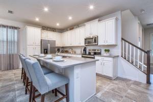 A cozinha ou cozinha compacta de 5 Bedrooms Townhome W- Splashpool - 8205Sa