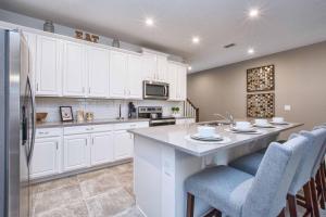 A cozinha ou cozinha compacta de 5 Bedrooms Townhome W- Splashpool - 8205Sa