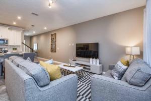 Uma área de estar em 5 Bedrooms Townhome W- Splashpool - 8205Sa