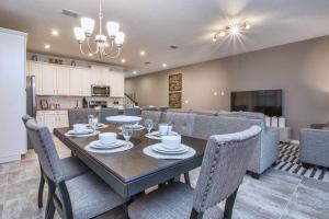 Uma área de estar em 5 Bedrooms Townhome W- Splashpool - 8205Sa