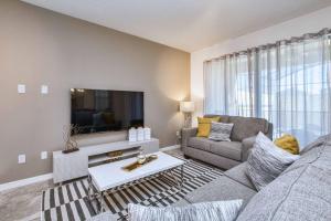 Uma TV ou centro de entretenimento em 5 Bedrooms Townhome W- Splashpool - 8205Sa