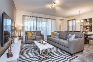 Uma área de estar em 5 Bedrooms Townhome W- Splashpool - 8205Sa