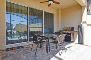 Uma varanda ou outra área externa em 5 Bedrooms Townhome W- Splashpool - 8205Sa
