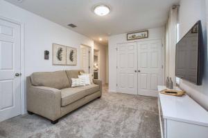 Uma TV ou centro de entretenimento em 5 Bedrooms Townhome W- Splashpool - 8205Sa