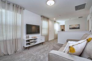 Uma TV ou centro de entretenimento em 5 Bedrooms Townhome W- Splashpool - 8205Sa