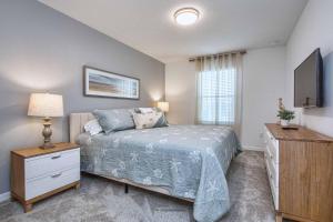 Un pat sau paturi într-o cameră la 5 Bedrooms Townhome w- Splashpool - 8205SA