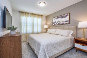 Cama ou camas em um quarto em 5 Bedrooms Townhome W- Splashpool - 8205Sa