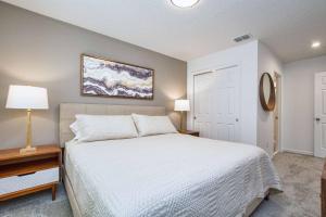 Cama ou camas em um quarto em 5 Bedrooms Townhome W- Splashpool - 8205Sa