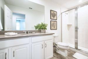 Um banheiro em 5 Bedrooms Townhome W- Splashpool - 8205Sa
