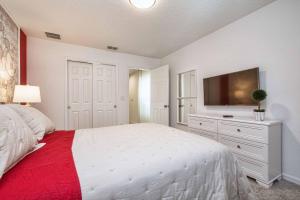 Cama ou camas em um quarto em 5 Bedrooms Townhome W- Splashpool - 8205Sa