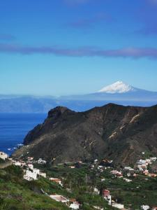uma vista para o oceano e uma montanha em Casas Rurales El Serrillal em Hermigua
