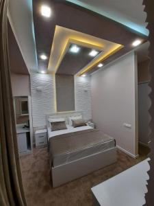 um quarto com uma cama grande e um espelho em The land of Ararat em Yerevan