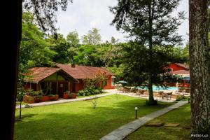 uma vista da casa e da piscina em Pequena Suécia em Penedo