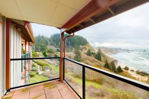 balcone con vista sull'oceano di Rainbow Rock 303 a Brookings