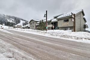 Whitefish Mountain Ski-InandOut Condo with Views! v zimě