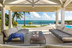 patio esterno con divani e vista sull'oceano di Villa Marine 5 étoiles sur la plage du lagon à deux pas du golf a Saint-François